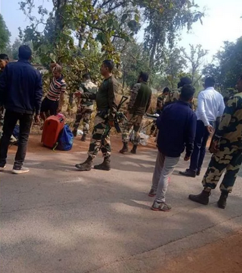 Chhattisgarh राज्य: कांकेर में छुट्टी पर निकले BSF जवानों का वाहन पलट गया, जिससे 15 युवा घायल हो गए; चार की स्थिति गंभीर है