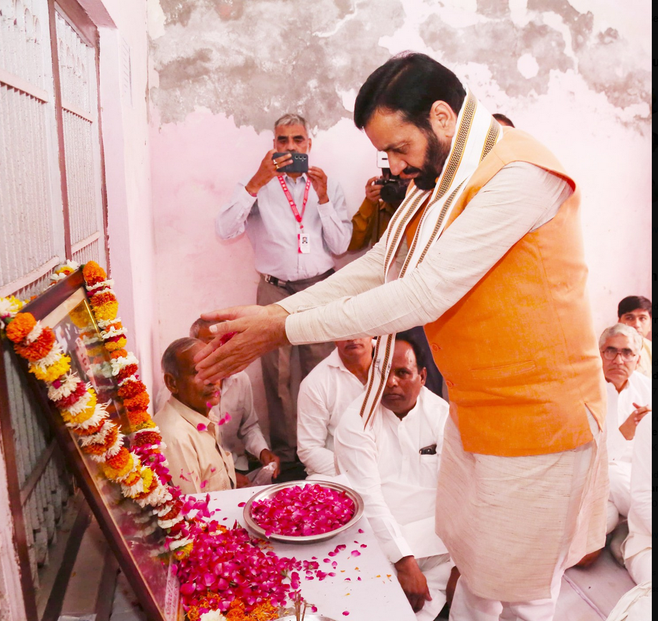 मुख्यमंत्री ने ऑपरेशन सिंदूर शहीद जवान दिनेश कुमार शर्मा को श्रद्धांजलि अर्पित कर परिजनों का बंधाया ढांढस #operationsindoor #shahidjawan #indianarmy #jawan