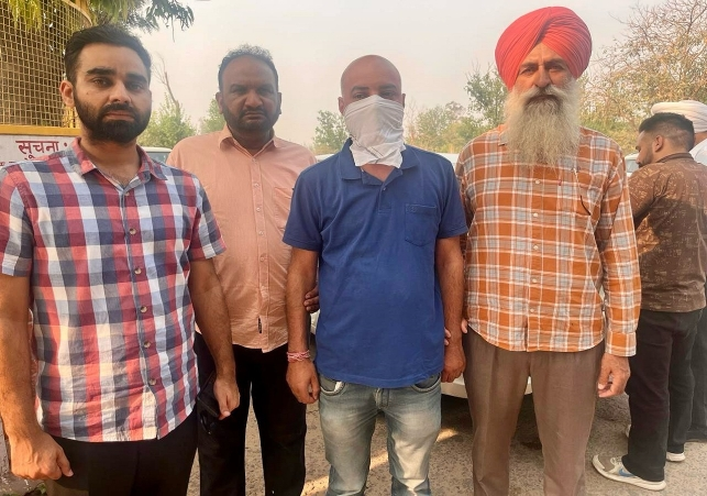 एक लाख रुपए की रिश्वत लेता पनसप का जनरल मैनेजर विजिलेंस ब्यूरों द्वारा रंगे हाथों #rishwat #pansap #generalmanager #punjab